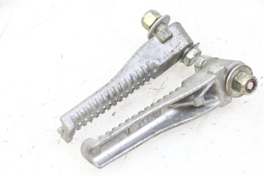 photo de PAIRE CALE PIED ARRIERE PEUGEOT SPEEDFIGHT 2 LC 50 (2000 - 2009) - Gros plan technique