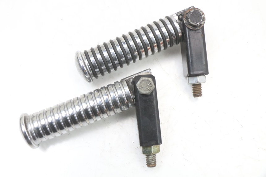 photo de PAIRE CALE PIED ARRIERE HARLEY DAVIDSON SPORTSTER XL CUSTOM 1200 (2003 - 2004) - Gros plan technique