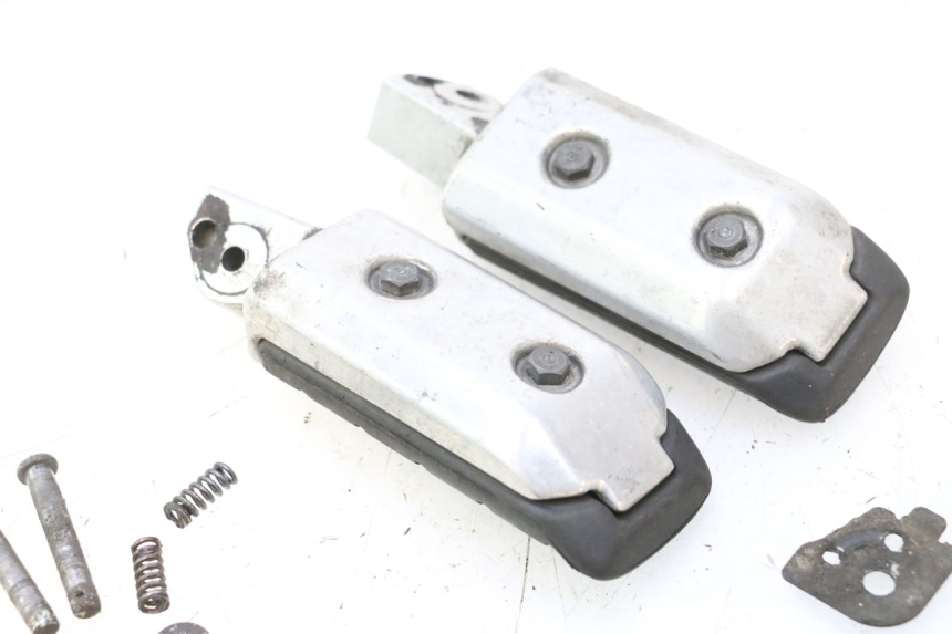 photo de PAIRE CALE PIED ARRIERE HONDA ST PAN EUROPEAN 1100 (1990 - 2002) - Gros plan technique