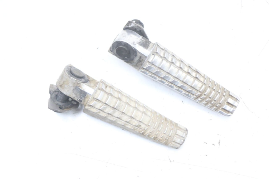 photo de PAIRE CALE PIED ARRIERE SUZUKI GSR 750 (2011 - 2017) - Détail de la pièce