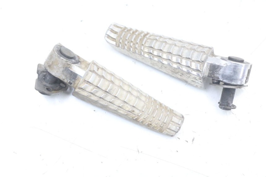 photo de PAIRE CALE PIED ARRIERE SUZUKI GSR 750 (2011 - 2017) - Zoom état d’usage