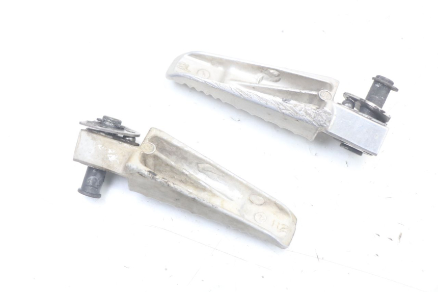 photo de PAIRE CALE PIED ARRIERE SUZUKI GSR 750 (2011 - 2017) - Autre angle de vue