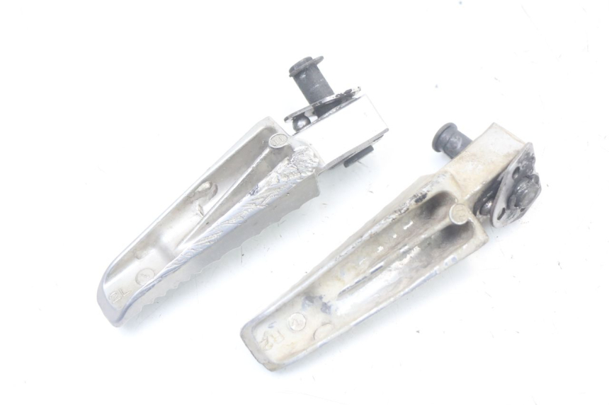 photo de PAIRE CALE PIED ARRIERE SUZUKI GSR 750 (2011 - 2017) - Gros plan technique