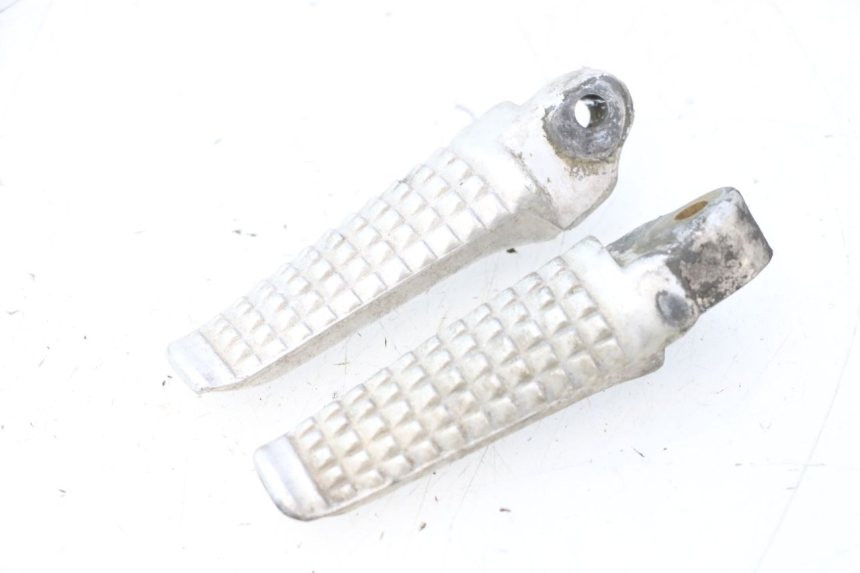 photo de PAIRE CALE PIED ARRIERE SUZUKI SV S 650 (2003 - 2009) - Points de fixation