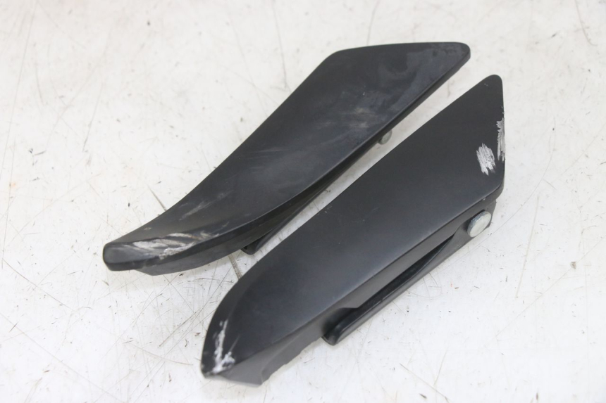 photo de PAIRE CALE PIED ARRIERE APRILIA SXR 50 (2021 - 2023) - Gros plan technique