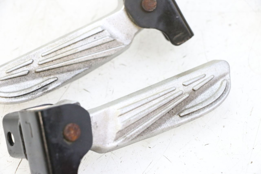 photo de PAIRE CALE PIED ARRIERE SYM FIDDLE 3 III 50 (2014 - 2020) - Détail de la pièce