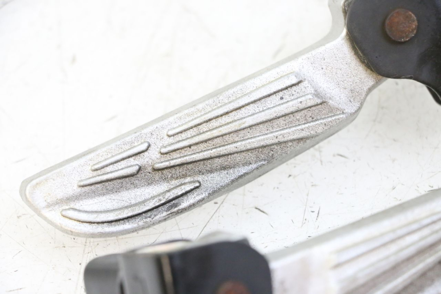 photo de PAIRE CALE PIED ARRIERE SYM FIDDLE 3 III 50 (2014 - 2020) - Zoom état d’usage