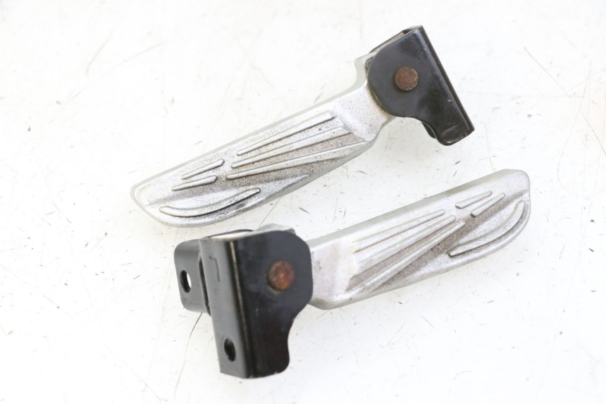 photo de PAIRE CALE PIED ARRIERE SYM FIDDLE 3 III 50 (2014 - 2020) - Autre angle de vue