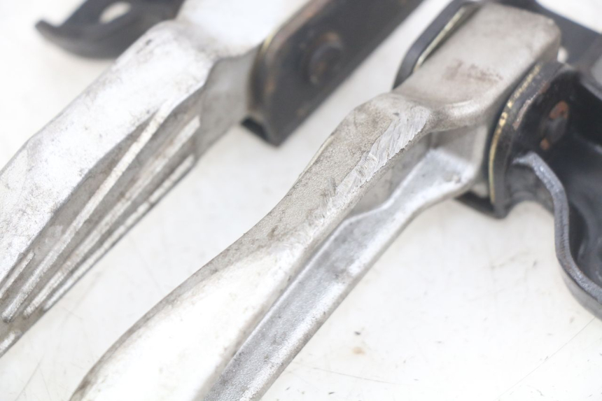 photo de PAIRE CALE PIED ARRIERE SYM SYMPHONY 125 (2009 - 2015) - Gros plan technique