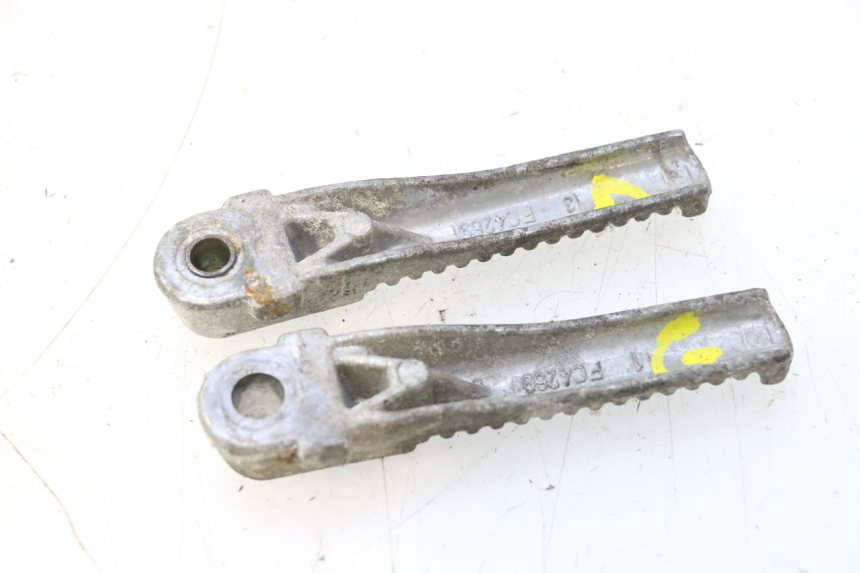 photo de PAIRE CALE PIED ARRIERE PEUGEOT TREKKER 50 (1995 - 2004) - Détail de la pièce