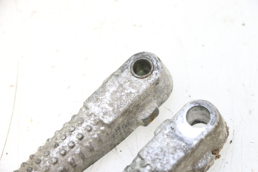 photo de PAIRE CALE PIED ARRIERE PEUGEOT TREKKER 50 (1995 - 2004) - Zoom état d’usage