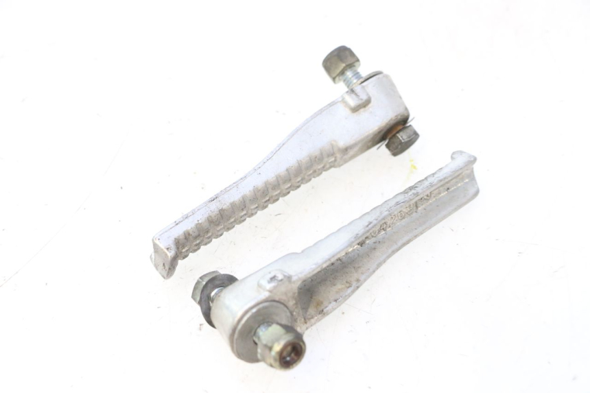 photo de PAIRE CALE PIED ARRIERE PEUGEOT TREKKER 50 (1995 - 2004) - Zoom état d’usage