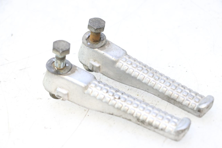 photo de PAIRE CALE PIED ARRIERE PEUGEOT TREKKER 50 (1995 - 2004) - Points de fixation