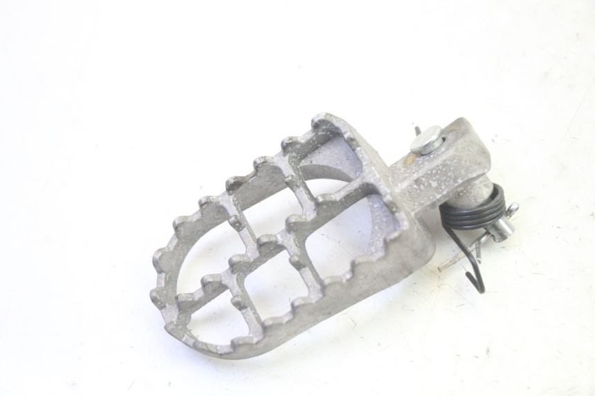 photo de PAIRE CALE PIED ARRIERE YAMAHA TTR 125 (2000 - 2020) - Détail de la pièce