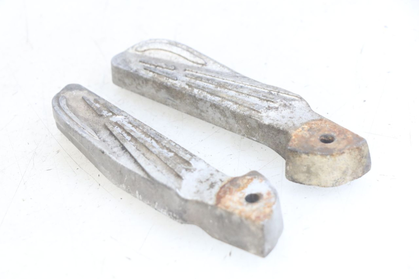 photo de PAIRE CALE PIED ARRIERE PEUGEOT TWEET 4T 50 (2010 - 2014) - Zoom état d’usage