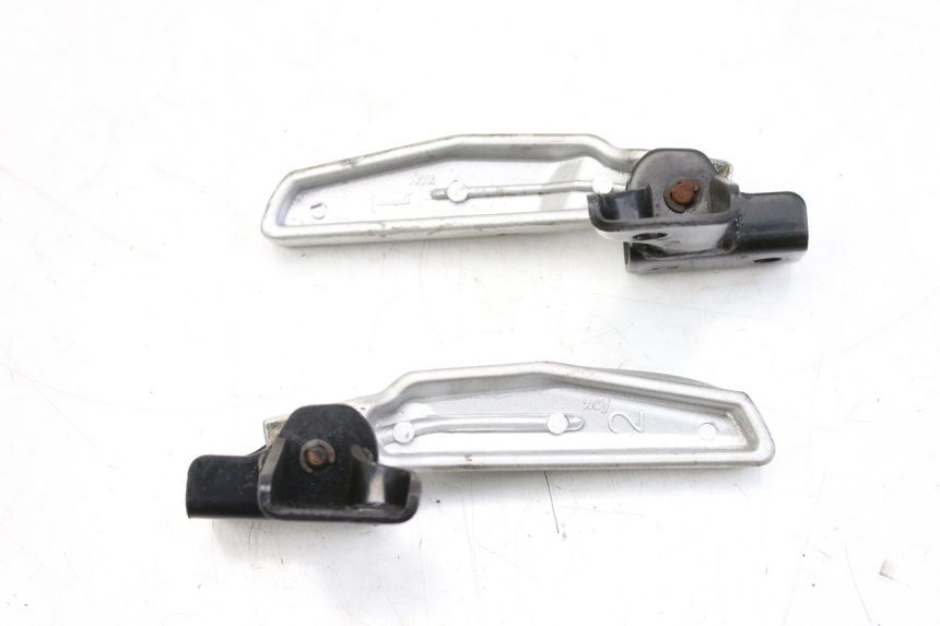 photo de PAIRE CALE PIED ARRIERE PEUGEOT TWEET 125 (2010 - 2017) - Zoom état d’usage