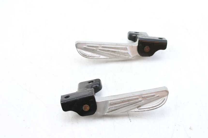 photo de PAIRE CALE PIED ARRIERE PEUGEOT TWEET 125 (2010 - 2017) - Autre angle de vue