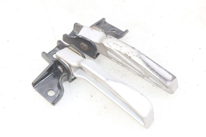 photo de PAIRE CALE PIED ARRIERE PEUGEOT TWEET 125 (2018 - 2021) - Autre angle de vue