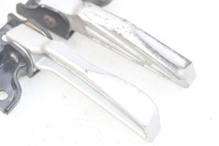 photo de PAIRE CALE PIED ARRIERE PEUGEOT TWEET 125 (2018 - 2021) - Gros plan technique