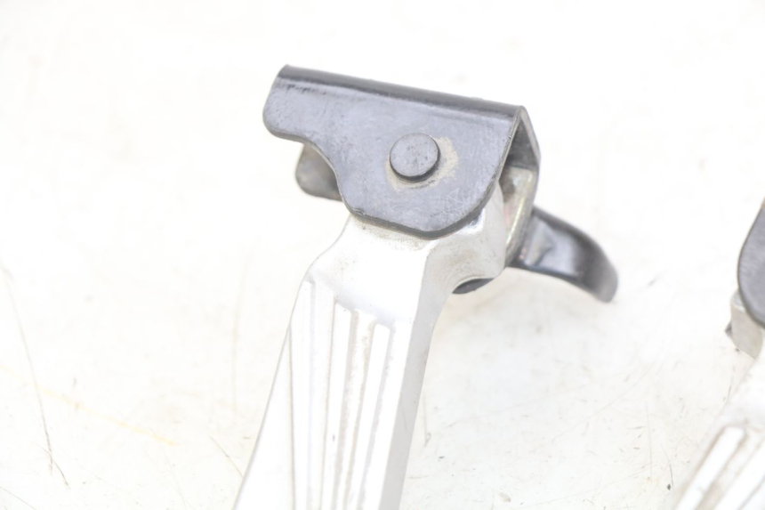 photo de PAIRE CALE PIED ARRIERE PEUGEOT TWEET 125 (2018 - 2021) - État de surface