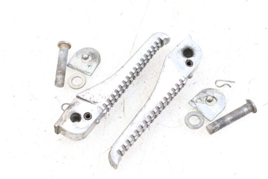 photo de PAIRE CALE PIED ARRIERE PIAGGIO TYPHOON 50 (2000 - 2009) - Zoom état d’usage