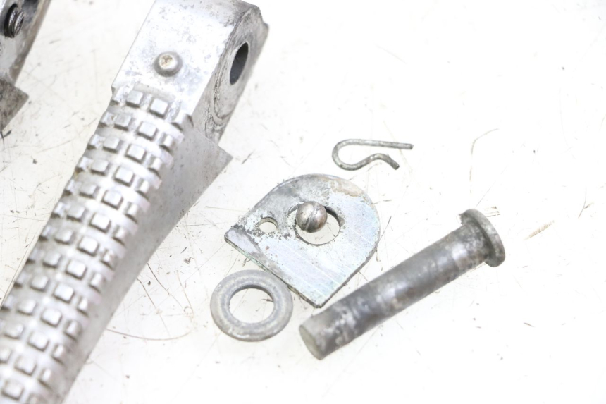 photo de PAIRE CALE PIED ARRIERE PIAGGIO TYPHOON 50 (2000 - 2009) - Gros plan technique