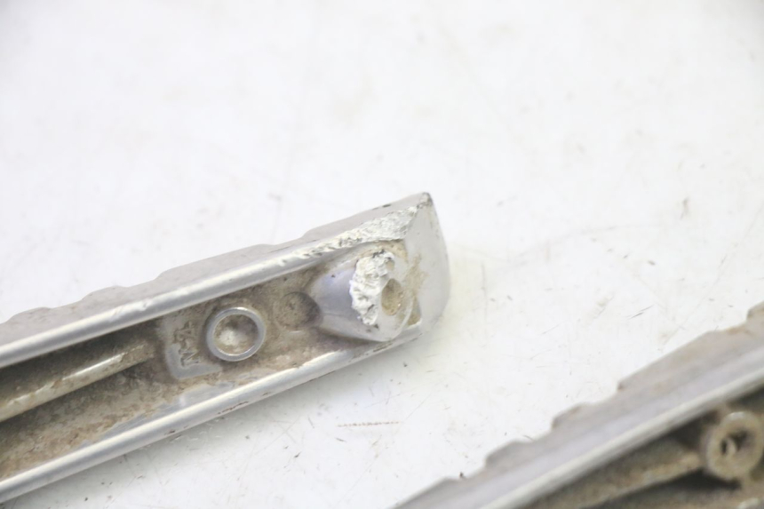 photo de PAIRE CALE PIED ARRIERE YAMAHA TZR 50 (2008 - 2016) - Gros plan technique