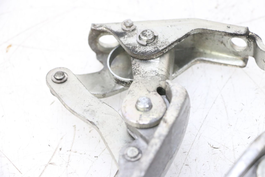 photo de PAIRE CALE PIED ARRIERE PIAGGIO VESPA GTS SUPER IE 125 (2009 - 2016) - Détails caractéristiques