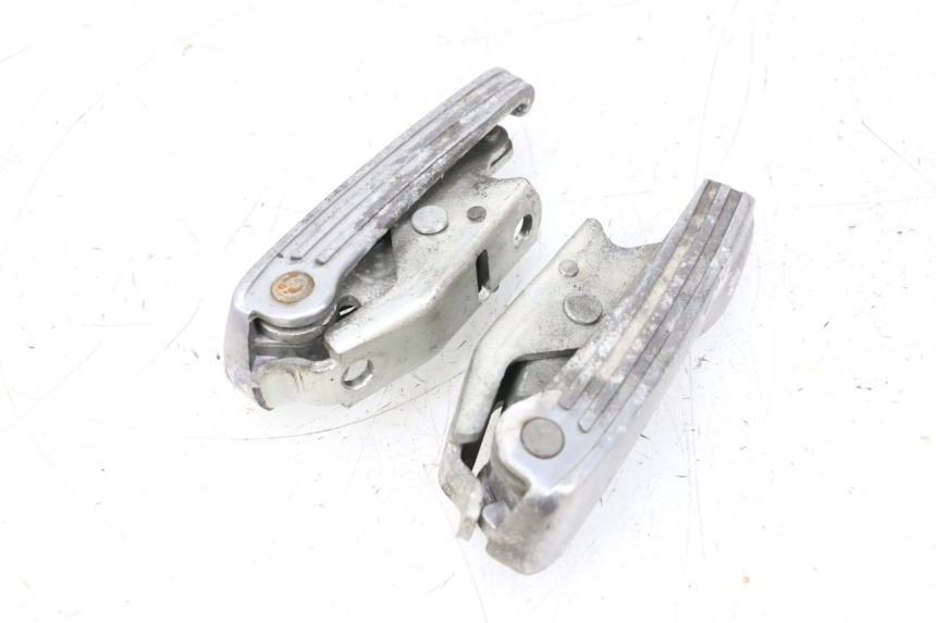 photo de PAIRE CALE PIED ARRIERE PIAGGIO VESPA GTS SUPER IE 125 (2009 - 2016) - Autre angle de vue