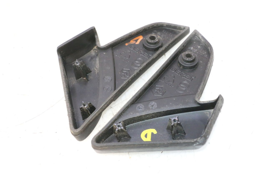 photo de PAIRE CALE PIED ARRIERE PIAGGIO VESPA S 2T 50 (2007 - 2014) - Points de fixation