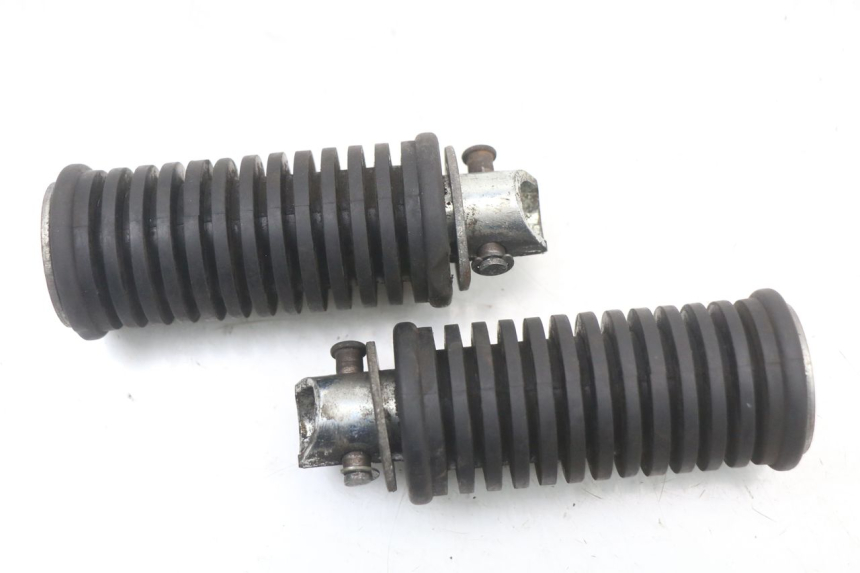 photo de Pair of rear foot pegs SUZUKI VL INTRUDER 125 (2004 - 2007) - Détail de la pièce