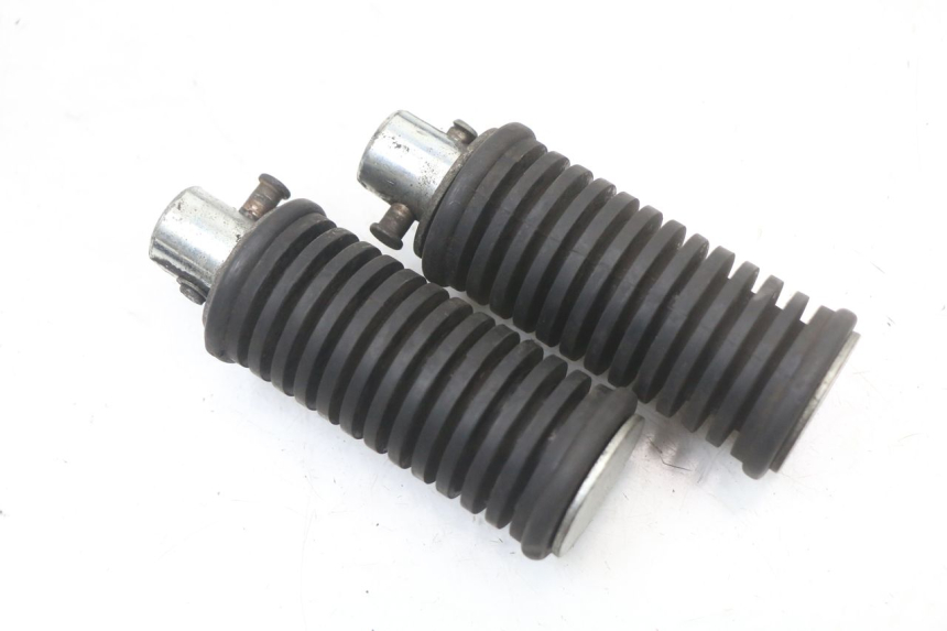 photo de Pair of rear foot pegs SUZUKI VL INTRUDER 125 (2004 - 2007) - Zoom état d’usage