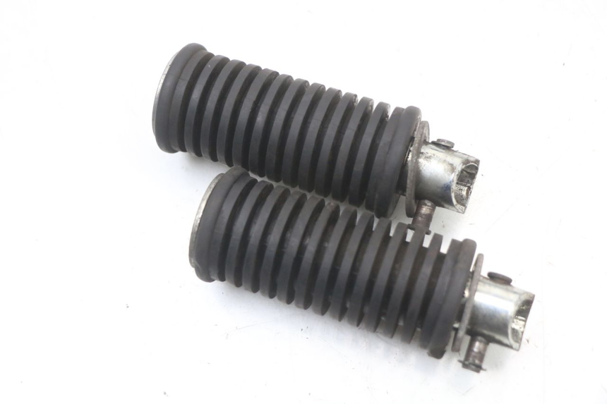 photo de Pair of rear foot pegs SUZUKI VL INTRUDER 125 (2004 - 2007) - Autre angle de vue