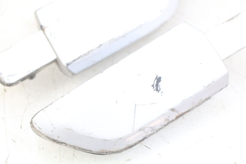 photo de PAIRE CALE PIED ARRIERE YAMAHA X-CITY XCITY 125 (2007 - 2013) - Gros plan technique