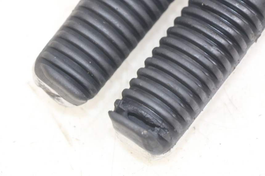 photo de PAIRE CALE PIED ARRIERE YAMAHA X-MAX XMAX 250 (2006 - 2009) - Gros plan technique