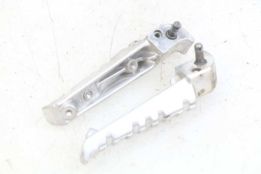 photo de PAIRE CALE PIED ARRIERE YAMAHA X-MAX XMAX 125 (2010 - 2013) - Autre angle de vue