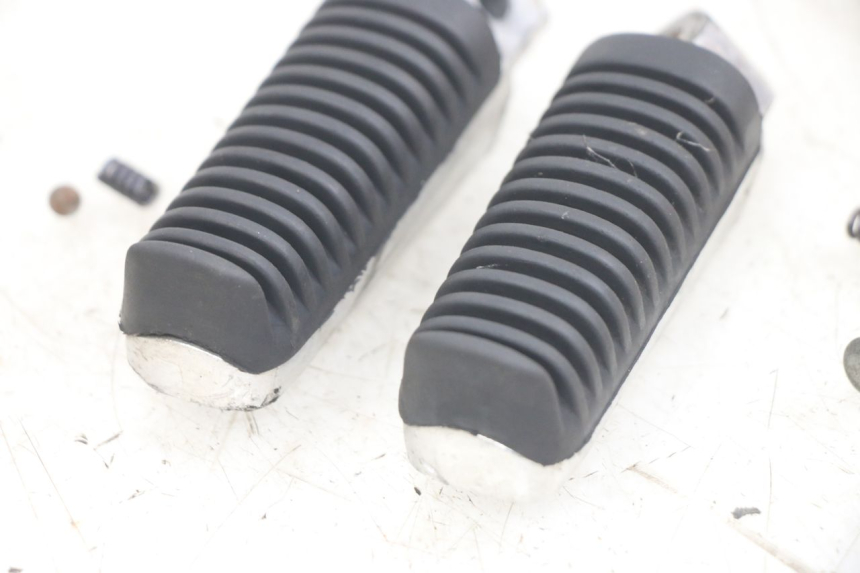 photo de PAIRE CALE PIED ARRIERE YAMAHA X-MAX XMAX 250 (2006 - 2009) - Zoom état d’usage