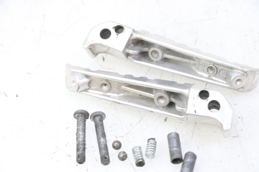 photo de PAIRE CALE PIED ARRIERE YAMAHA X-MAX XMAX 125 (2010 - 2013) - Autre angle de vue