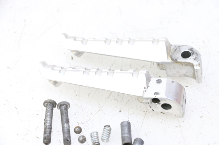 photo de PAIRE CALE PIED ARRIERE YAMAHA X-MAX XMAX 125 (2010 - 2013) - Gros plan technique