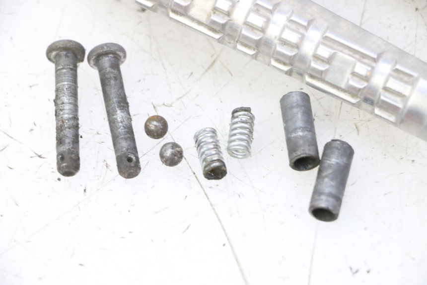 photo de PAIRE CALE PIED ARRIERE YAMAHA X-MAX XMAX 125 (2010 - 2013) - Points de fixation