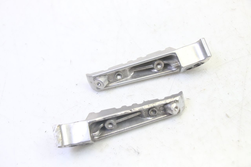 photo de PAIRE CALE PIED ARRIERE YAMAHA X-MAX XMAX 125 (2010 - 2013) - Zoom état d’usage