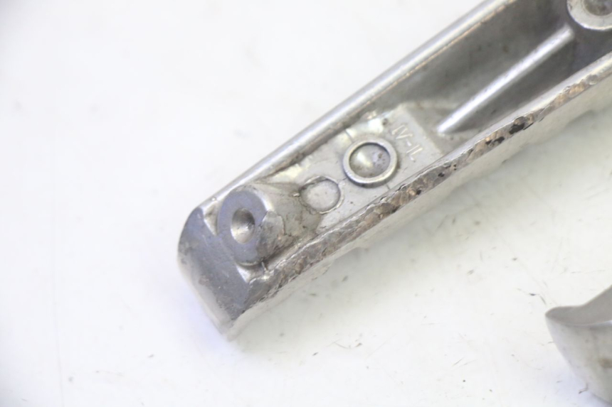 photo de PAIRE CALE PIED ARRIERE YAMAHA X-MAX XMAX 125 (2010 - 2013) - Gros plan technique