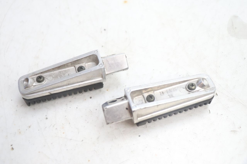 photo de PAIRE CALE PIED ARRIERE YAMAHA XMAX X-MAX 125 (2006 - 2009) - Points de fixation