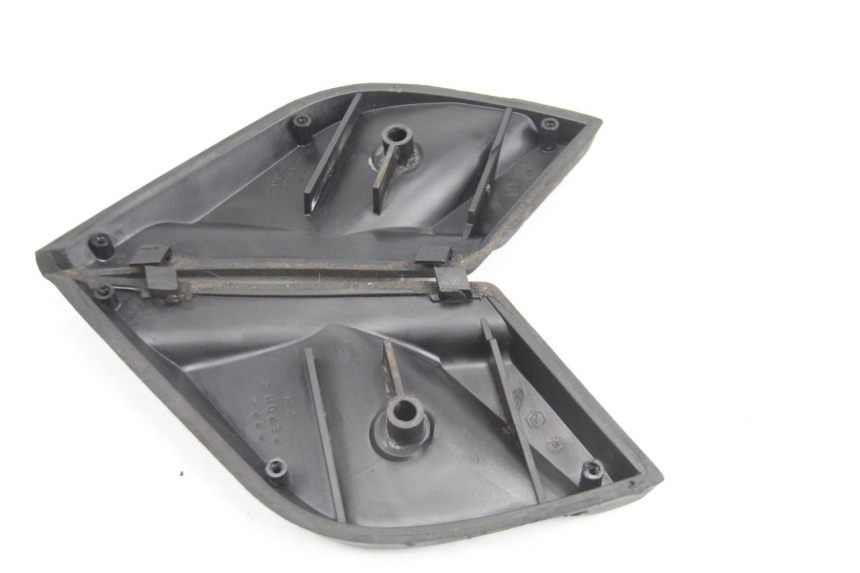 photo de PAIRE CALE PIED ARRIERE PIAGGIO X9 EVOLUTION 125 (2003 - 2007) - Gros plan technique