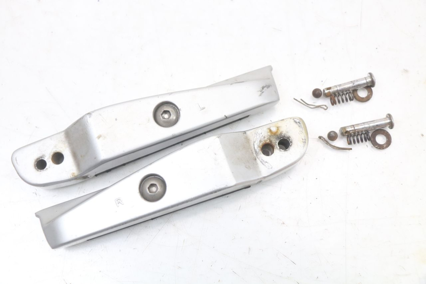 photo de PAIRE CALE PIED ARRIERE KYMCO XCITING 250 (2006 - 2009) - Détail de la pièce