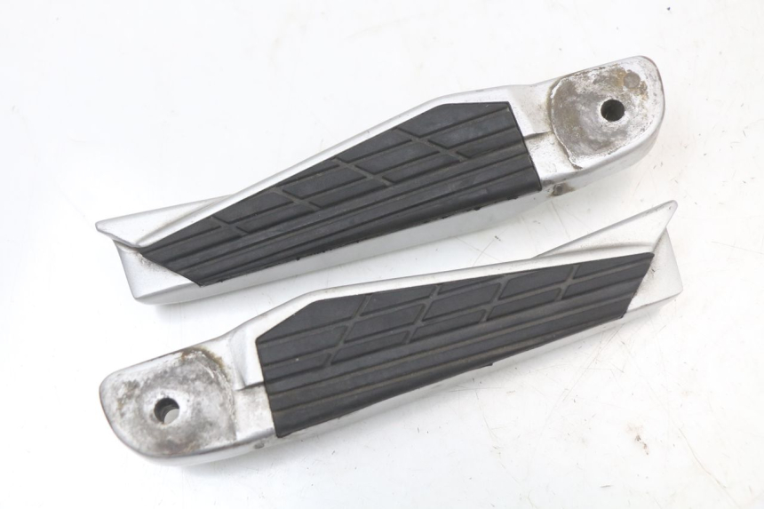 photo de PAIRE CALE PIED ARRIERE KYMCO XCITING 250 (2006 - 2009) - Autre angle de vue