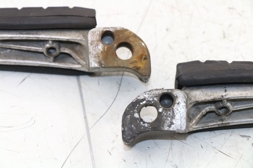 photo de PAIRE CALE PIED ARRIERE YAMAHA XJS DIVERSION 600 (1997 - 1999) - Détail de la pièce