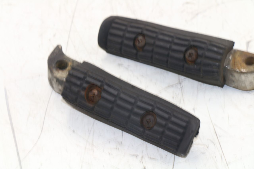 photo de PAIRE CALE PIED ARRIERE YAMAHA XJS DIVERSION 600 (1997 - 1999) - Gros plan technique