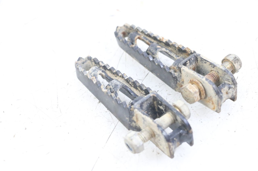 photo de PAIRE CALE PIED ARRIERE PEUGEOT XP6 50 (1997 - 2003) - Autre angle de vue