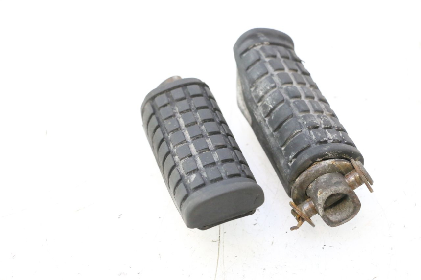 photo de PAIRE CALE PIED ARRIERE HONDA XRV AFRICA TWIN 750 (1990 - 1992) - État de surface